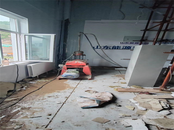 万冲镇地基基础下沉墙体裂缝加固注浆顶升施工